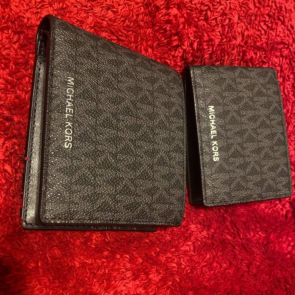 NWT MICHAEL KORS MENS Harrison Logo billfold with passcase.